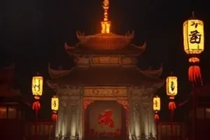 《褪色胶片》封面：过曝的胶片边缘与光斑