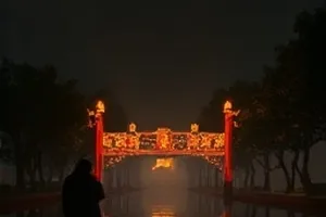 《雪落旧影院》封面：积雪覆盖的老式影院门厅与褪色海报