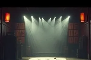《长夜将尽》封面：凌晨天际线与一盏未熄的路灯