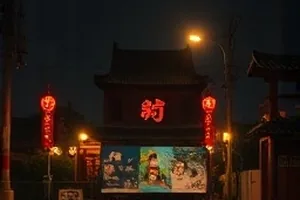 《铁轨上的信》封面：铁轨碎石间压着一封旧信