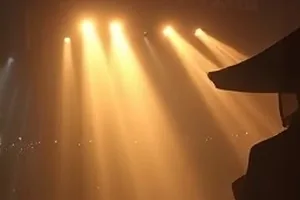 《第七节车厢》封面：夜行列车车厢内景与晃动吊环